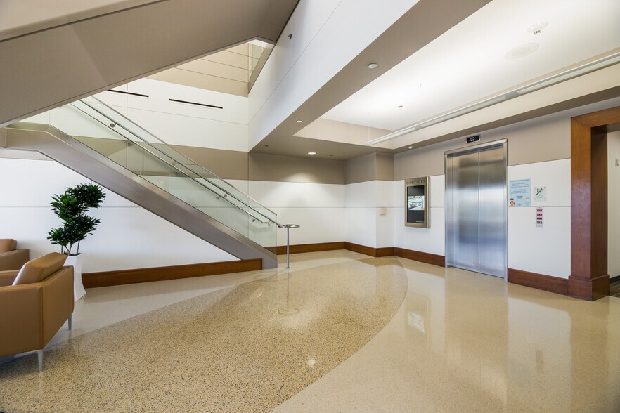 More Photos Of 300 E Sonterra Blvd, San Antonio Unknown For Lease