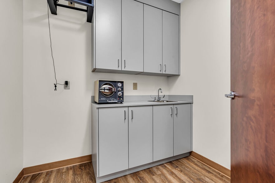 More Photos Of 500 Park Ave, Manalapan Township Medical For Lease