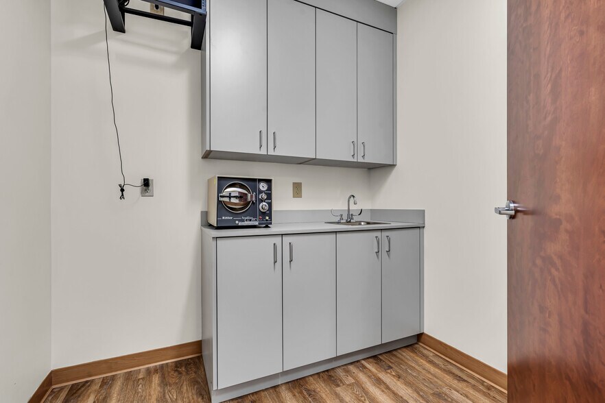 More Photos Of 500 Park Ave, Manalapan Township Medical For Lease