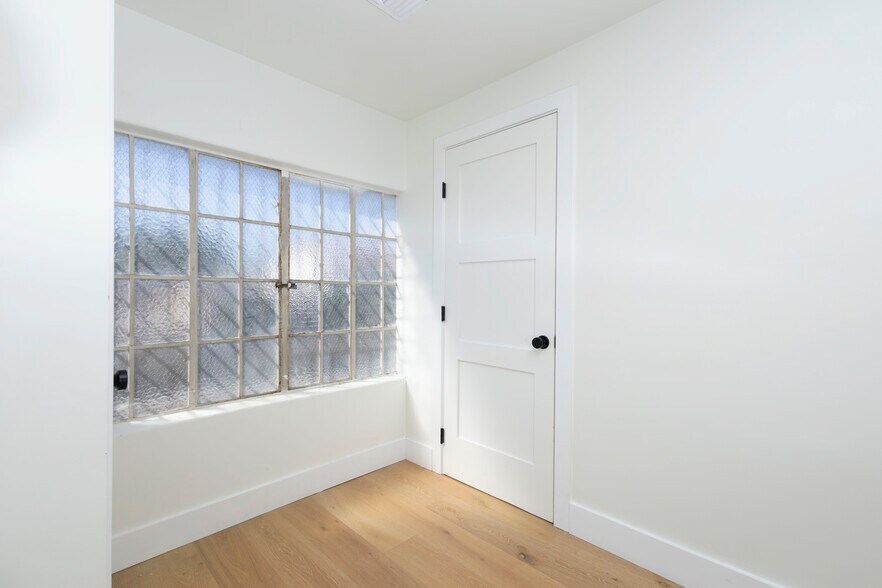 More Photos Of 245-251 S Robertson Blvd, Beverly Hills Storefront Retail Office For Lease