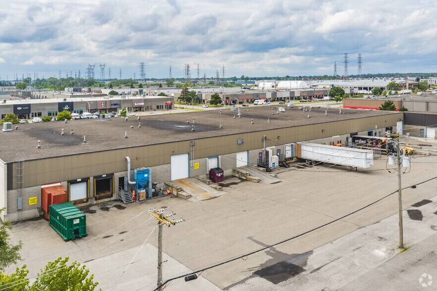 More Photos Of 3401-3421 Boul Industriel, Laval Light Distribution For Lease