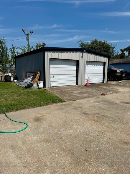 More Photos Of 6820 Poppy St, Houston Office For Sale