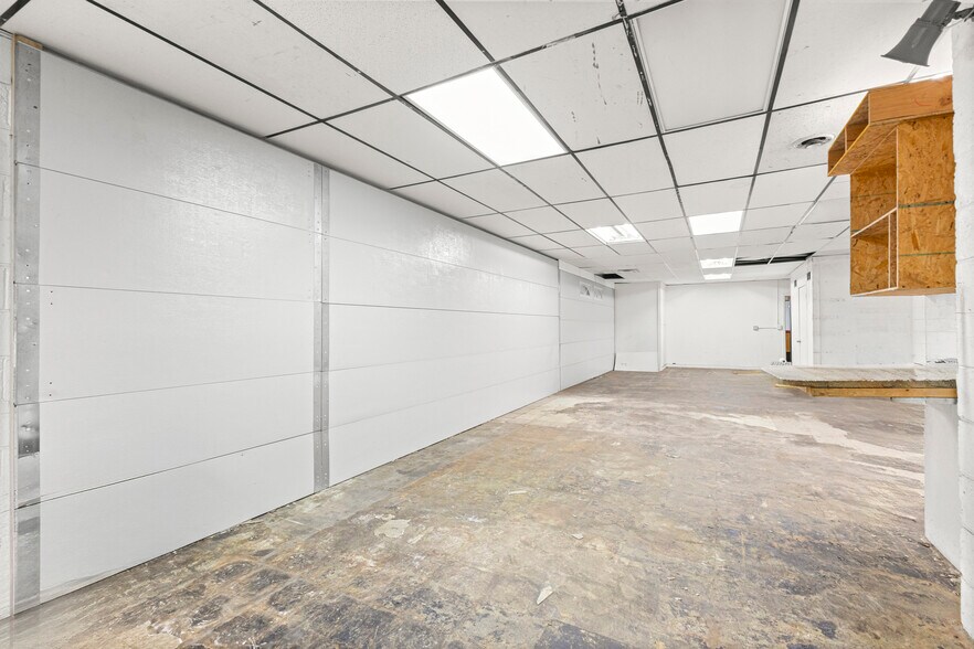 More Photos Of 26905 Plymouth Rd, Redford Township Freestanding For Lease