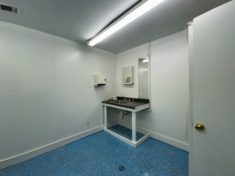 More Photos Of 7206 Elbert, Houston Industrial For Sale