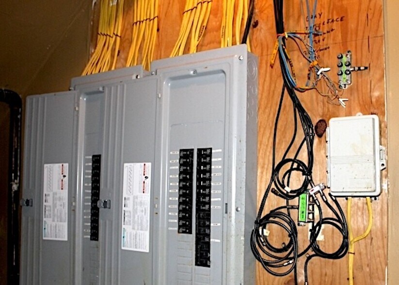 More Photos Of 615 Orange St, Newark Freestanding For Sale