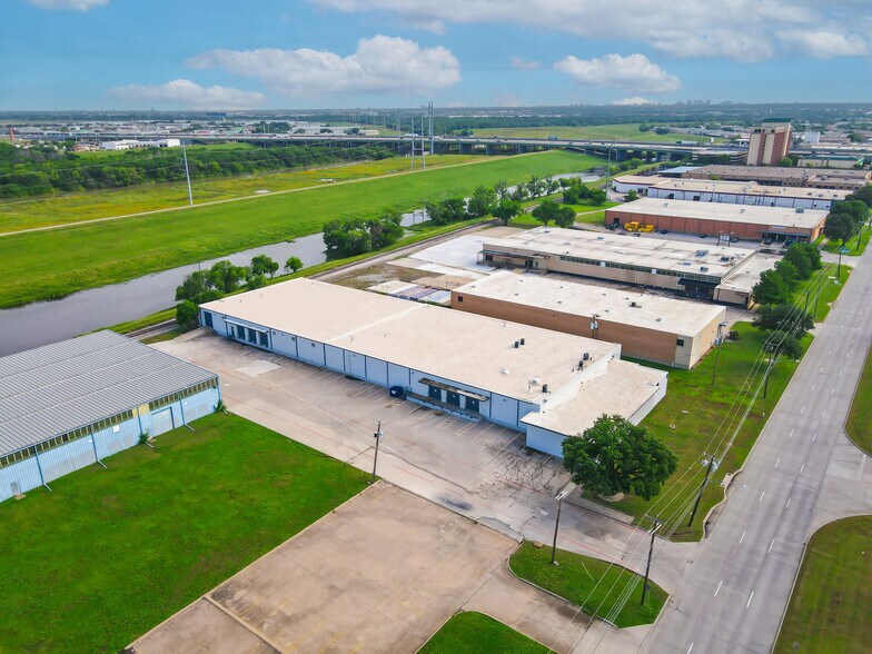 More Photos Of 845 Regal Row, Dallas Warehouse For Sale