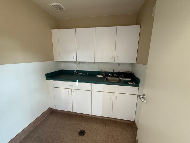 More Photos Of 1413 Bailey Dr, Hanford Office For Lease