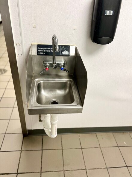 More Photos Of 688 Washington St, Middletown Freestanding For Lease