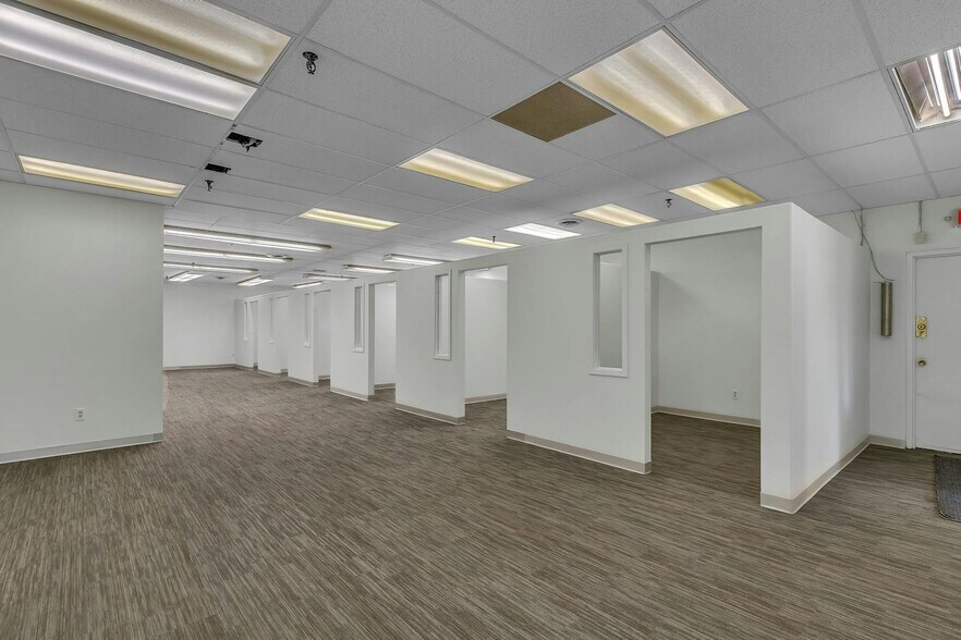 More Photos Of 45 Ranick Rd, Hauppauge Warehouse For Lease