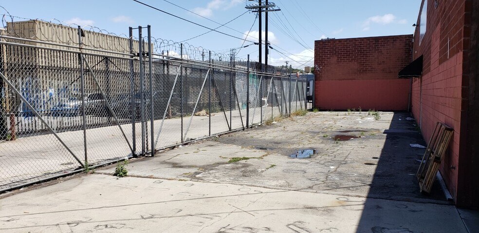 More Photos Of 1125 E 14th St, Los Angeles Warehouse For Sale