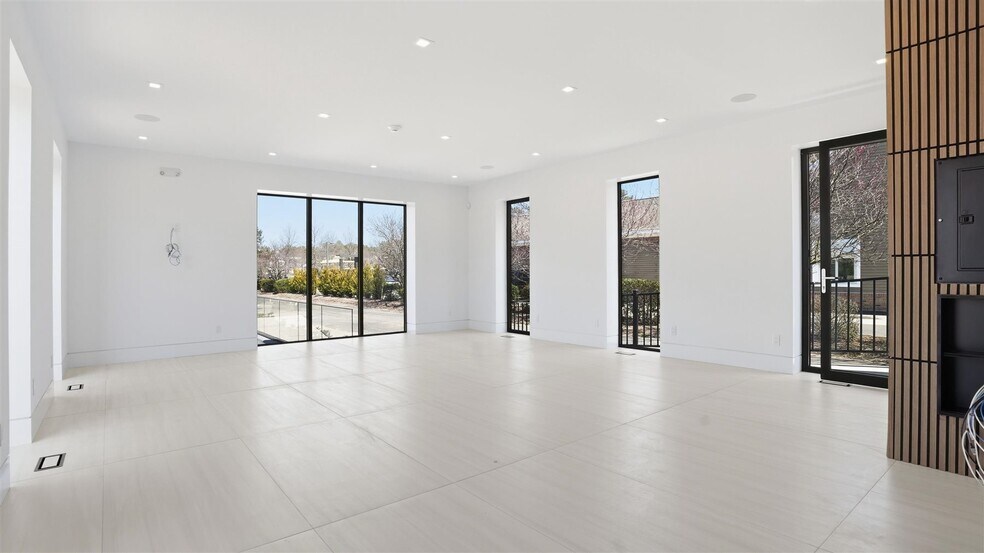 More Photos Of 200 W Montauk Hwy, Hampton Bays Freestanding For Lease