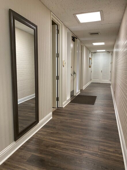 More Photos Of 9400 Village Green Dr, Shreveport Office For Lease