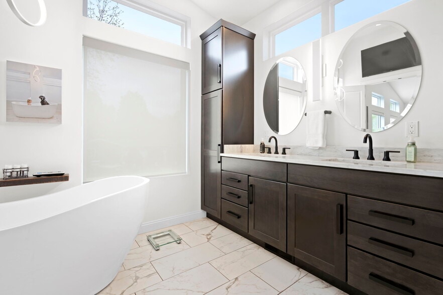 More Photos Of 612 N Lakeshore Dr, Ludington Hotel For Sale