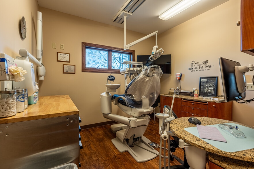 More Photos Of 1107 S Mulford Rd, Rockford Office For Sale