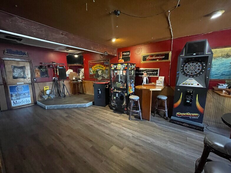 More Photos Of 612 B St, Marysville Bar For Sale