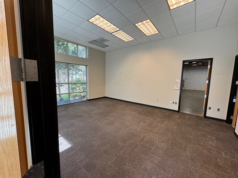 More Photos Of 6455 Lakeview Blvd, Lake Oswego Flex For Lease