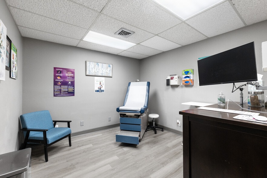 More Photos Of 604 S 77 Sunshine Strip, Harlingen Office For Sale