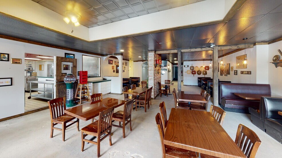 More Photos Of 912 1/2 S Main St, Monticello Storefront For Lease