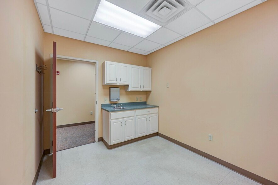 More Photos Of 1110 Clay Ave, Dunmore Medical For Lease