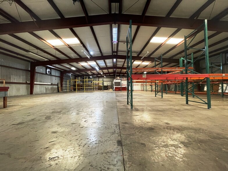 More Photos Of 1585 Seaboard St, Fort Myers Warehouse For Lease