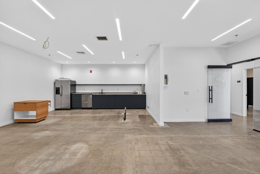More Photos Of 1322-1326 Obispo Ave, Long Beach Warehouse For Lease