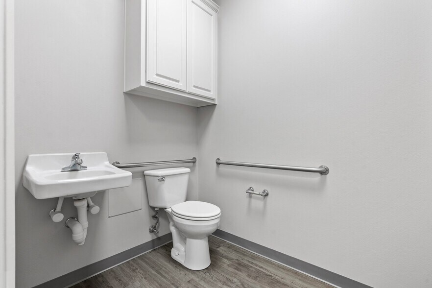 More Photos Of 3607 N Loop 336, Conroe Light Manufacturing For Lease