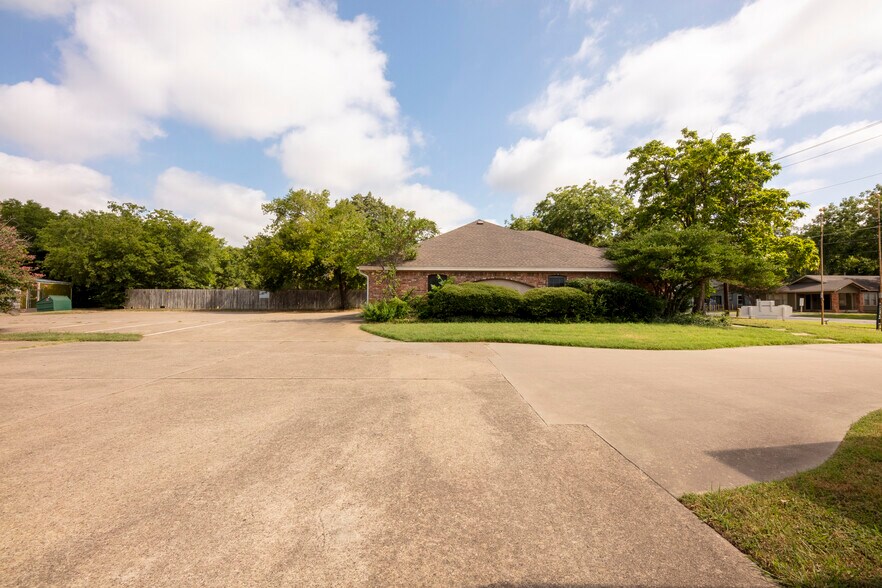 More Photos Of 1005 N Elm St, Denton Office For Lease