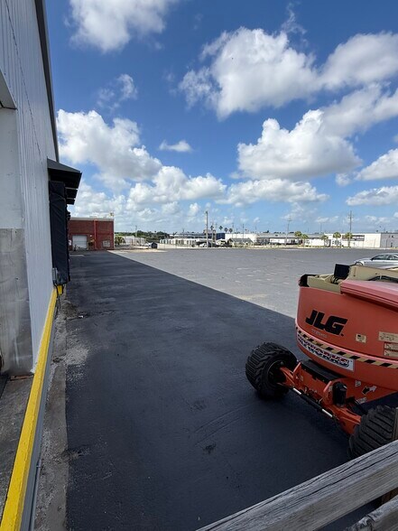 More Photos Of 5024 Uceta Rd, Tampa Distribution For Lease
