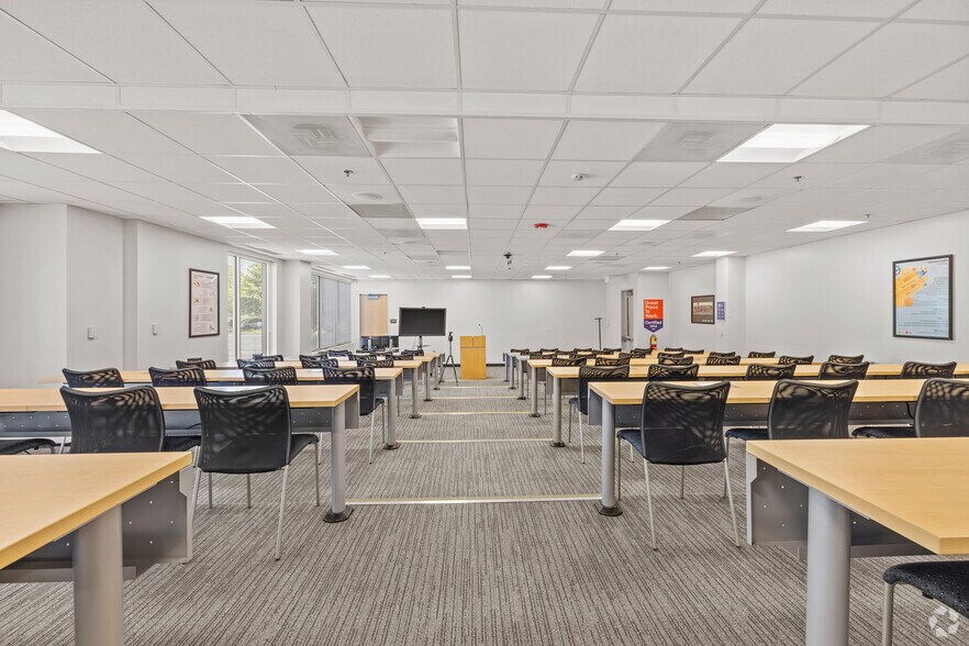 More Photos Of 555 S Independence Blvd, Virginia Beach Office For Lease