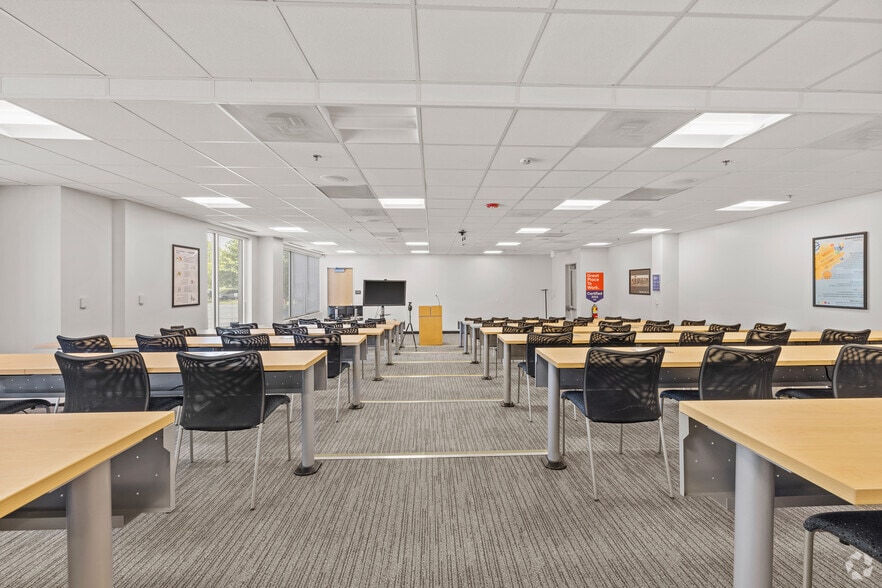 More Photos Of 555 S Independence Blvd, Virginia Beach Office For Lease