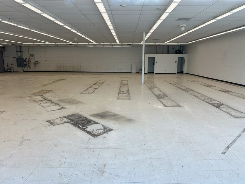 More Photos Of 4461 S Sheridan Rd, Tulsa Freestanding For Lease