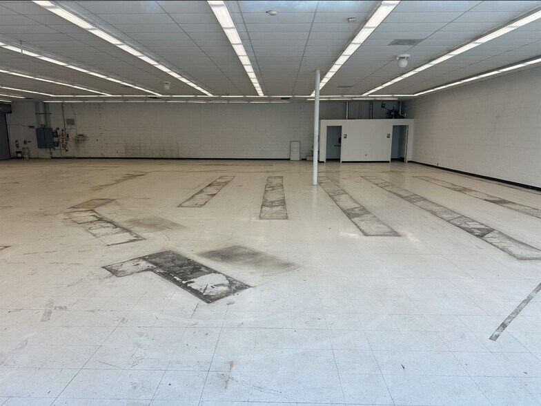 More Photos Of 4461 S Sheridan Rd, Tulsa Freestanding For Sale