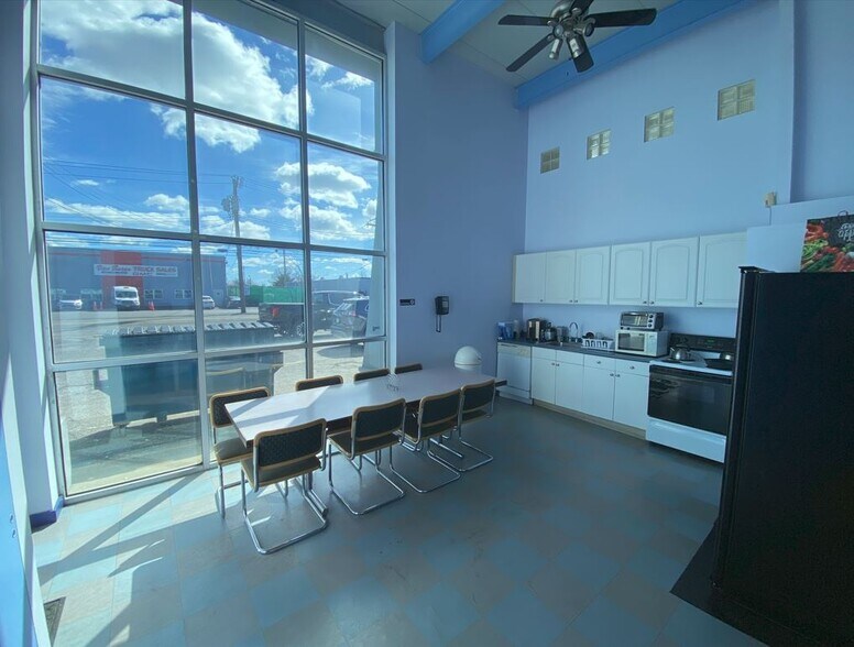 More Photos Of 77 Gazza Blvd, Farmingdale Showroom For Sale