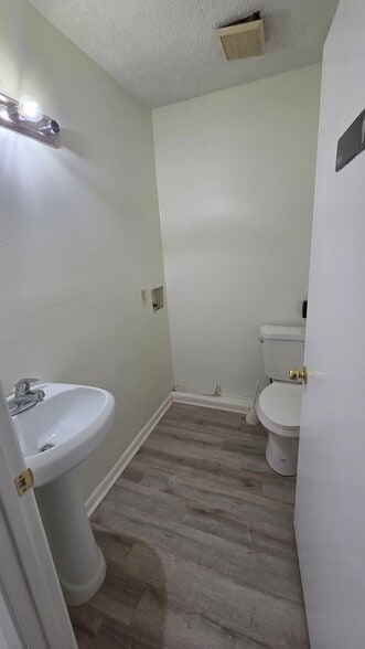 More Photos Of 466 E Miracle Strip Pky, Mary Esther Office For Sale