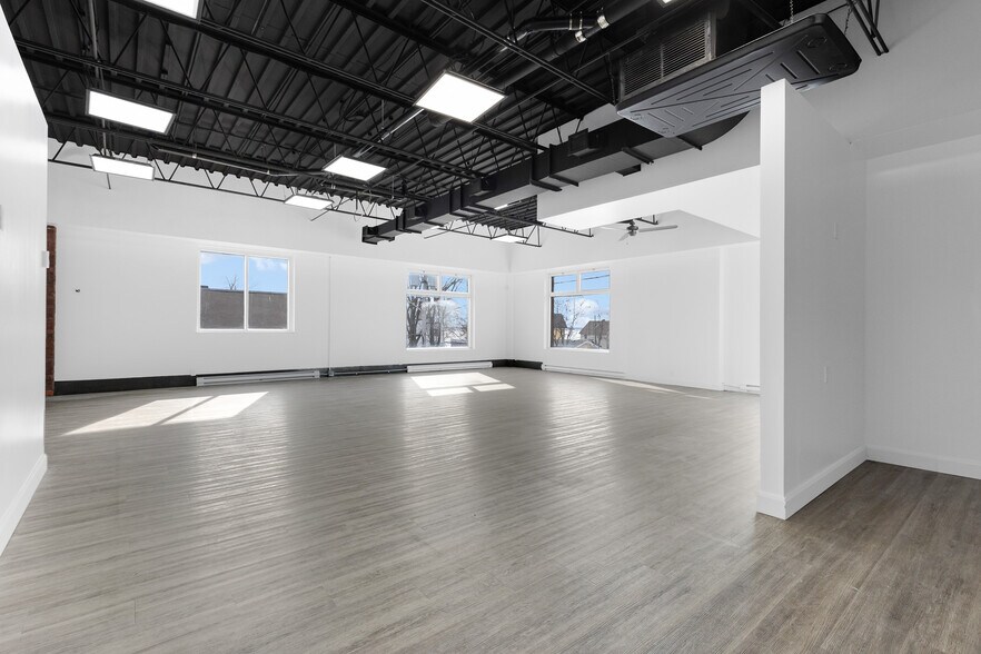 More Photos Of 298-300 Ch du Bord-du-Lac-Lakeshore, Pointe-claire Storefront For Lease