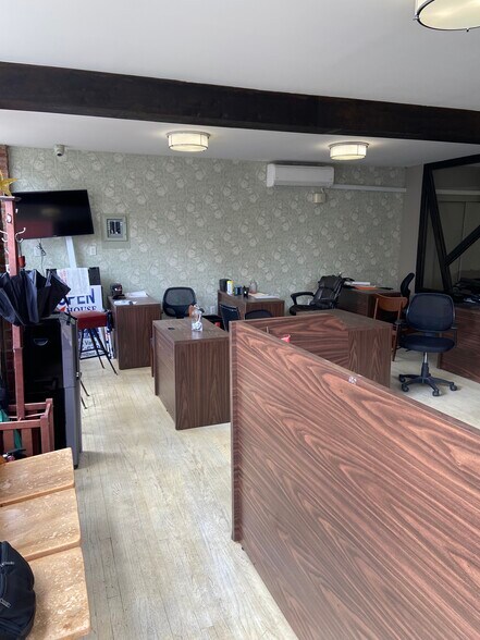 More Photos Of 713 Lorimer St, Brooklyn Storefront Retail Residential For Lease