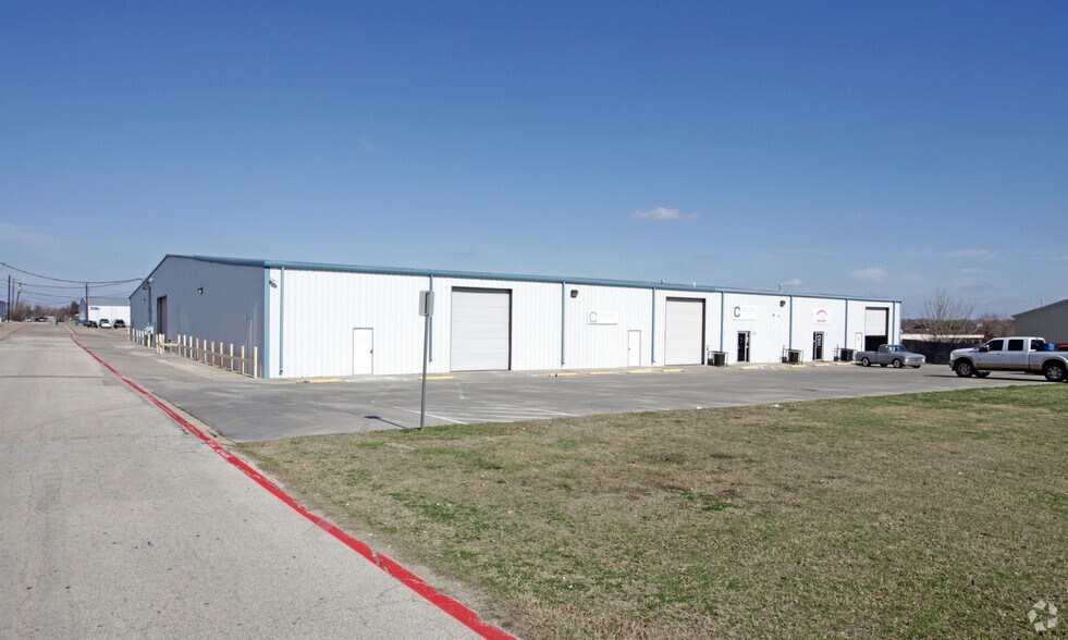 More Photos Of 915 W Mayfield Rd, Arlington Distribution For Lease