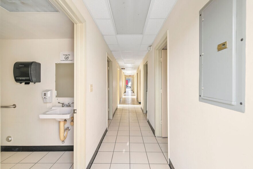 More Photos Of 12429 W Dixie Hwy, North Miami Medical For Sale