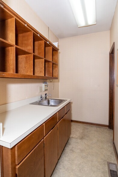 More Photos Of 3830 Rosemont Dr, Columbus Office For Sale