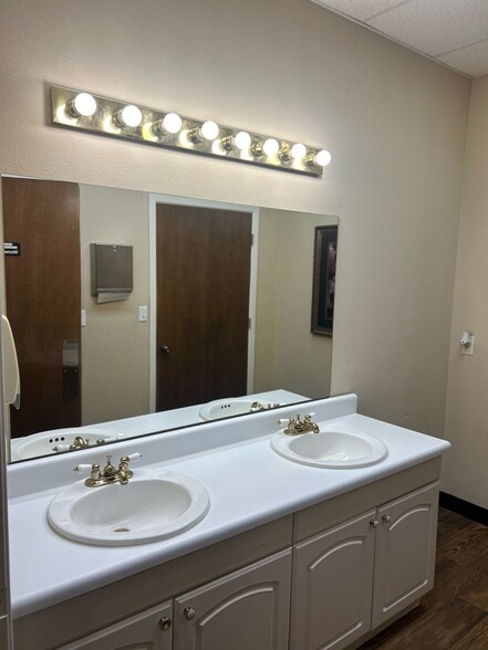 More Photos Of 102 N Shiloh Rd, Garland Office For Lease