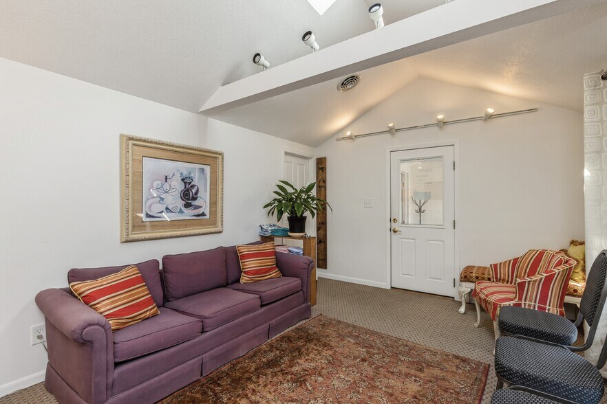 More Photos Of 324 1st St, Des Moines General Retail For Sale