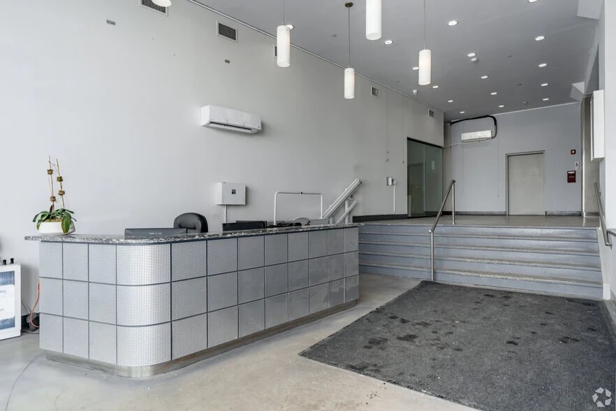More Photos Of 3720 Northern Blvd, Long Island City Office For Lease