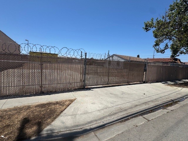 More Photos Of 402 N Sullivan St, Santa Ana Contractor Storage Yard For Lease
