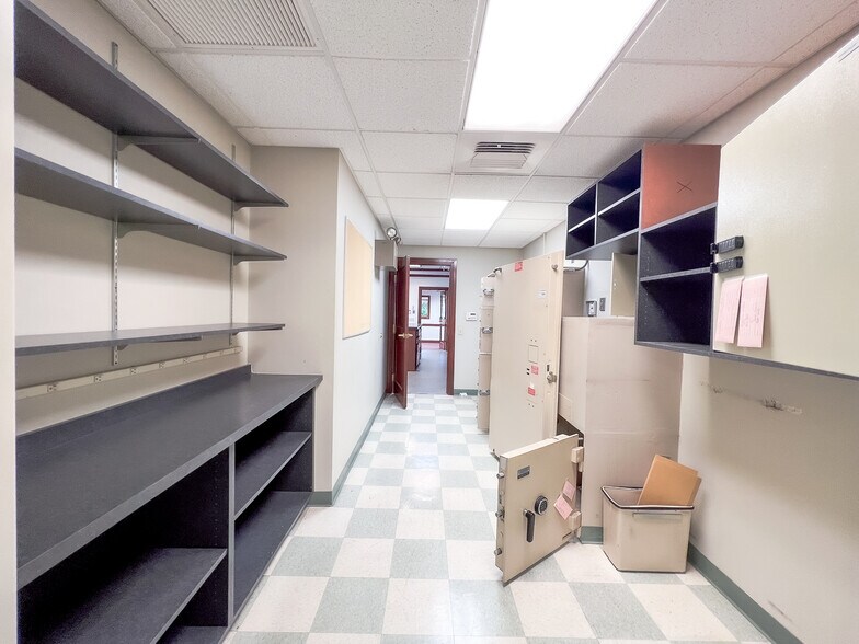 More Photos Of 3060 Industry Dr, Lancaster Specialty For Lease