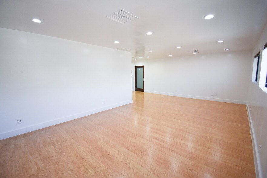 More Photos Of 19709 Ventura Blvd, Woodland Hills Office For Lease