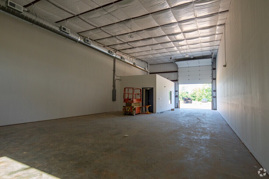 More Photos Of 564 Blake Bottom Road, Huntsville Showroom For Lease