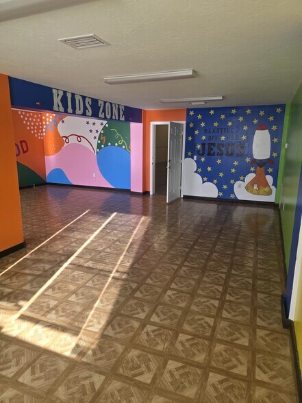 More Photos Of 801 8th Ave W, Palmetto Showroom For Lease