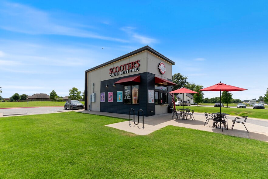Primary Photo Of 1101 SW Regional Airport Blvd, Bentonville Fast Food For Sale