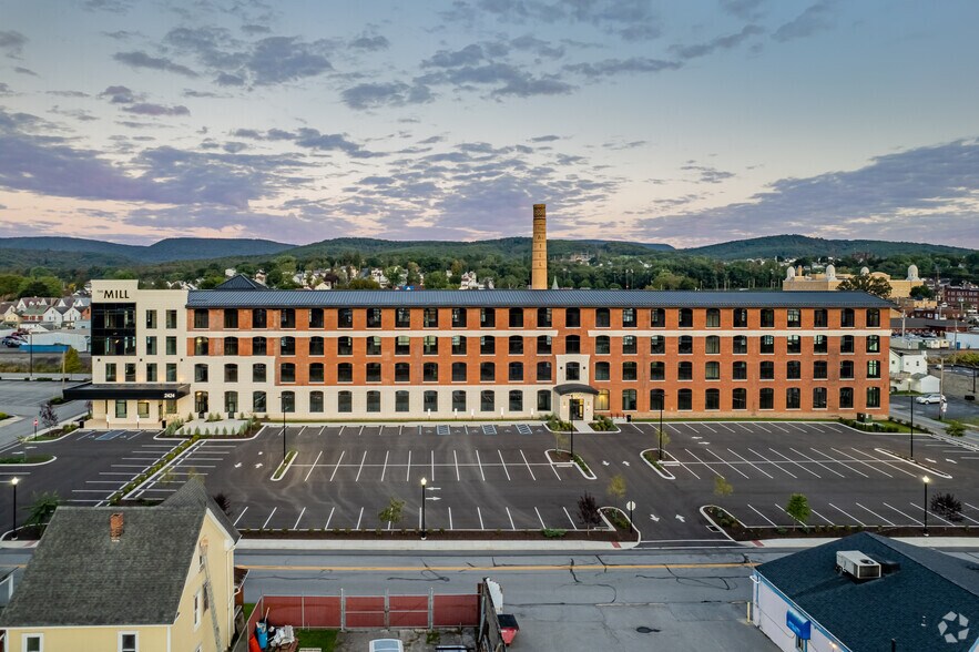 More Photos Of 2400 8th Ave, Altoona Office For Lease