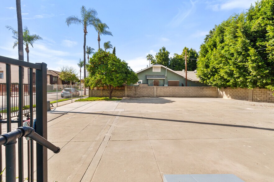 More Photos Of 1204 N Ross St, Santa Ana Office For Lease